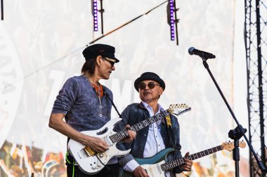 Wroclaw, Polonya - Mayıs 12023: Gitarist Steve Vai 'nin canlı performansı Gitar Guinness Dünya Rekoru 2023' te rekor 7967 gitarla pazar meydanında yenildi