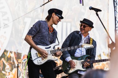 Wroclaw, Polonya - Mayıs 12023: Gitarist Steve Vai 'nin canlı performansı Gitar Guinness Dünya Rekoru 2023' te rekor 7967 gitarla pazar meydanında yenildi