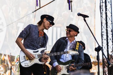Wroclaw, Polonya - Mayıs 12023: Gitarist Steve Vai 'nin canlı performansı Gitar Guinness Dünya Rekoru 2023' te rekor 7967 gitarla pazar meydanında yenildi