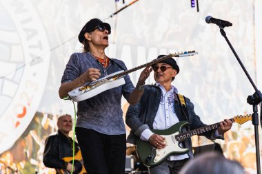 Wroclaw, Polonya - Mayıs 12023: Gitarist Steve Vai 'nin canlı performansı Gitar Guinness Dünya Rekoru 2023' te rekor 7967 gitarla pazar meydanında yenildi