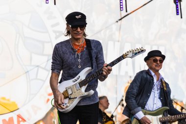 Wroclaw, Polonya - Mayıs 12023: Gitarist Steve Vai 'nin canlı performansı Gitar Guinness Dünya Rekoru 2023' te rekor 7967 gitarla pazar meydanında yenildi