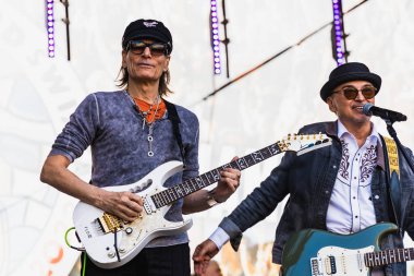 Wroclaw, Polonya - Mayıs 12023: Gitarist Steve Vai 'nin canlı performansı Gitar Guinness Dünya Rekoru 2023' te rekor 7967 gitarla pazar meydanında yenildi