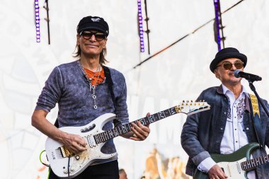 Wroclaw, Polonya - Mayıs 12023: Gitarist Steve Vai 'nin canlı performansı Gitar Guinness Dünya Rekoru 2023' te rekor 7967 gitarla pazar meydanında yenildi