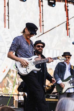 Wroclaw, Polonya - Mayıs 12023: Gitarist Steve Vai 'nin canlı performansı Gitar Guinness Dünya Rekoru 2023' te rekor 7967 gitarla pazar meydanında yenildi