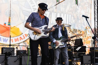 Wroclaw, Polonya - Mayıs 12023: Gitarist Steve Vai 'nin canlı performansı Gitar Guinness Dünya Rekoru 2023' te rekor 7967 gitarla pazar meydanında yenildi