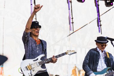 Wroclaw, Polonya - Mayıs 12023: Gitarist Steve Vai 'nin canlı performansı Gitar Guinness Dünya Rekoru 2023' te rekor 7967 gitarla pazar meydanında yenildi