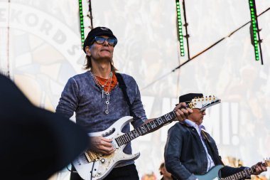 Wroclaw, Polonya - Mayıs 12023: Gitarist Steve Vai 'nin canlı performansı Gitar Guinness Dünya Rekoru 2023' te rekor 7967 gitarla pazar meydanında yenildi
