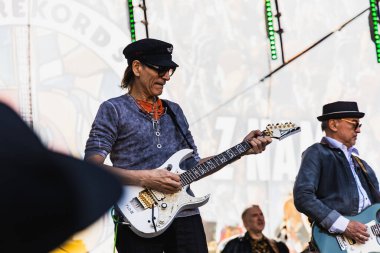 Wroclaw, Polonya - Mayıs 12023: Gitarist Steve Vai 'nin canlı performansı Gitar Guinness Dünya Rekoru 2023' te rekor 7967 gitarla pazar meydanında yenildi