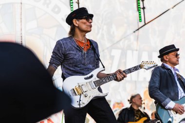 Wroclaw, Polonya - Mayıs 12023: Gitarist Steve Vai 'nin canlı performansı Gitar Guinness Dünya Rekoru 2023' te rekor 7967 gitarla pazar meydanında yenildi