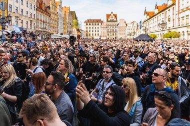 Wroclaw, Polonya - Mayıs 12023: Gitarlı ve gitarlı katılımcılar ve açık etkinlik Guinness Rekoru 2023 'te rekor 7967 gitarla pazar meydanında çalındı
