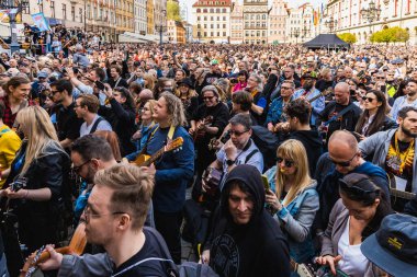 Wroclaw, Polonya - Mayıs 12023: Gitarlı ve gitarlı katılımcılar ve açık etkinlik Guinness Rekoru 2023 'te rekor 7967 gitarla pazar meydanında çalındı