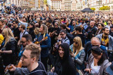 Wroclaw, Polonya - Mayıs 12023: Gitarlı ve gitarlı katılımcılar ve açık etkinlik Guinness Rekoru 2023 'te rekor 7967 gitarla pazar meydanında çalındı
