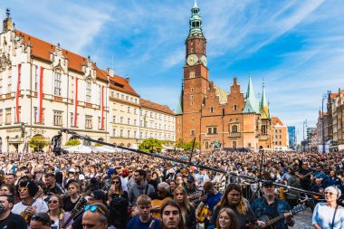 Wroclaw, Polonya - Mayıs 12023: Gitarlı ve gitarlı katılımcılar ve açık etkinlik Guinness Rekoru 2023 'te rekor 7967 gitarla pazar meydanında çalındı