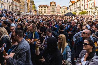 Wroclaw, Polonya - Mayıs 12023: Gitarlı ve gitarlı katılımcılar ve açık etkinlik Guinness Rekoru 2023 'te rekor 7967 gitarla pazar meydanında çalındı