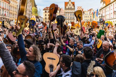 Wroclaw, Polonya - Mayıs 12023: Gitarlı ve gitarlı katılımcılar ve açık etkinlik Guinness Rekoru 2023 'te rekor 7967 gitarla pazar meydanında çalındı