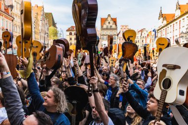 Wroclaw, Polonya - Mayıs 12023: Gitarlı ve gitarlı katılımcılar ve açık etkinlik Guinness Rekoru 2023 'te rekor 7967 gitarla pazar meydanında çalındı