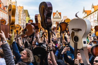 Wroclaw, Polonya - Mayıs 12023: Gitarlı ve gitarlı katılımcılar ve açık etkinlik Guinness Rekoru 2023 'te rekor 7967 gitarla pazar meydanında çalındı
