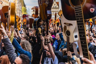 Wroclaw, Polonya - Mayıs 12023: Gitarlı ve gitarlı katılımcılar ve açık etkinlik Guinness Rekoru 2023 'te rekor 7967 gitarla pazar meydanında çalındı