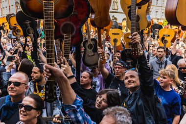 Wroclaw, Polonya - Mayıs 12023: Gitarlı ve gitarlı katılımcılar ve açık etkinlik Guinness Rekoru 2023 'te rekor 7967 gitarla pazar meydanında çalındı