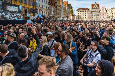 Wroclaw, Polonya - Mayıs 12023: Gitarlı ve gitarlı katılımcılar ve açık etkinlik Guinness Rekoru 2023 'te rekor 7967 gitarla pazar meydanında çalındı