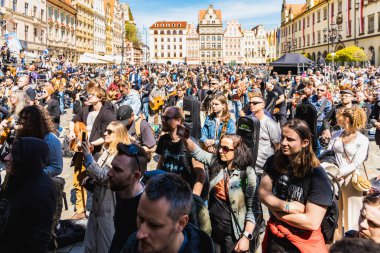 Wroclaw, Polonya - Mayıs 12023: Gitarlı ve gitarlı katılımcılar ve açık etkinlik Guinness Rekoru 2023 'te rekor 7967 gitarla pazar meydanında çalındı
