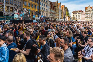 Wroclaw, Polonya - Mayıs 12023: Gitarlı ve gitarlı katılımcılar ve açık etkinlik Guinness Rekoru 2023 'te rekor 7967 gitarla pazar meydanında çalındı