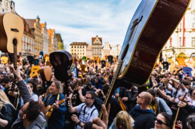Wroclaw, Polonya - Mayıs 12023: Gitarlı ve gitarlı katılımcılar ve açık etkinlik Guinness Rekoru 2023 'te rekor 7967 gitarla pazar meydanında çalındı
