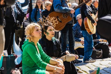 Wroclaw, Polonya - Mayıs 12023: Gitar Guinness Dünya Rekoru 2023 'te gitarlı katılımcılar, rekor 7967 gitarla pazar meydanında yenildi
