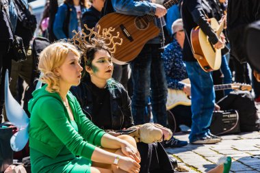 Wroclaw, Polonya - Mayıs 12023: Gitar Guinness Dünya Rekoru 2023 'te gitarlı katılımcılar, rekor 7967 gitarla pazar meydanında yenildi