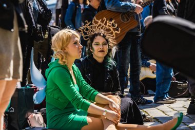 Wroclaw, Polonya - Mayıs 12023: Gitar Guinness Dünya Rekoru 2023 'te gitarlı katılımcılar, rekor 7967 gitarla pazar meydanında yenildi