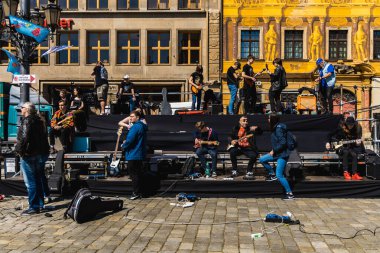 Wroclaw, Polonya - Mayıs 12023: Gitar Guinness Dünya Rekoru 2023 'te gitarlı katılımcılar, rekor 7967 gitarla pazar meydanında yenildi