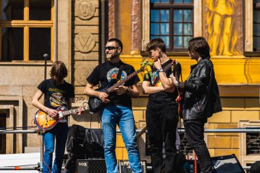 Wroclaw, Polonya - Mayıs 12023: Gitar Guinness Dünya Rekoru 2023 'te gitarlı katılımcılar, rekor 7967 gitarla pazar meydanında yenildi