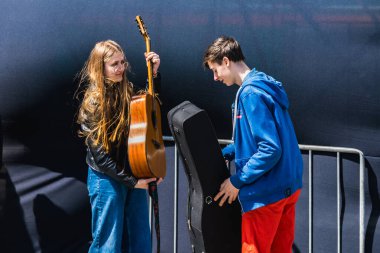 Wroclaw, Polonya - Mayıs 12023: Gitar Guinness Dünya Rekoru 2023 'te gitarlı katılımcılar, rekor 7967 gitarla pazar meydanında yenildi
