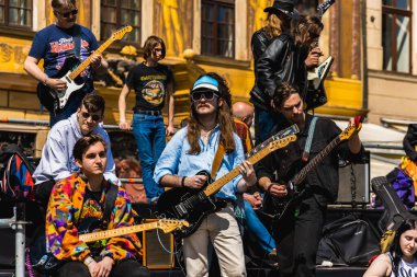 Wroclaw, Polonya - Mayıs 12023: Gitar Guinness Dünya Rekoru 2023 'te gitarlı katılımcılar, rekor 7967 gitarla pazar meydanında yenildi