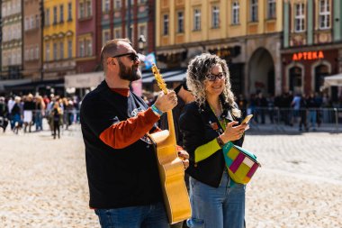 Wroclaw, Polonya - Mayıs 12023: Gitar Guinness Dünya Rekoru 2023 'te gitarlı katılımcılar, rekor 7967 gitarla pazar meydanında yenildi