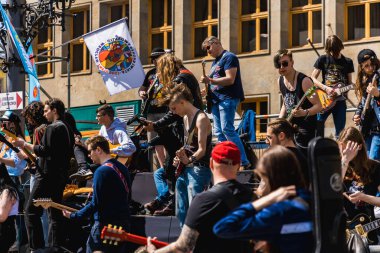 Wroclaw, Polonya - Mayıs 12023: Gitar Guinness Dünya Rekoru 2023 'te gitarlı katılımcılar, rekor 7967 gitarla pazar meydanında yenildi
