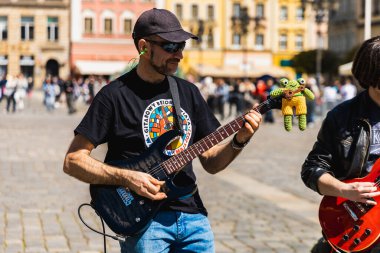 Wroclaw, Polonya - Mayıs 12023: Gitar Guinness Dünya Rekoru 2023 'te gitarlı katılımcılar, rekor 7967 gitarla pazar meydanında yenildi