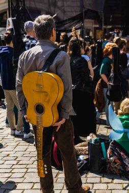 Wroclaw, Polonya - Mayıs 12023: Gitar Guinness Dünya Rekoru 2023 'te gitarlı katılımcılar, rekor 7967 gitarla pazar meydanında yenildi