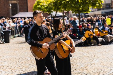 Wroclaw, Polonya - Mayıs 12023: Gitar Guinness Dünya Rekoru 2023 'te gitarlı katılımcılar, rekor 7967 gitarla pazar meydanında yenildi