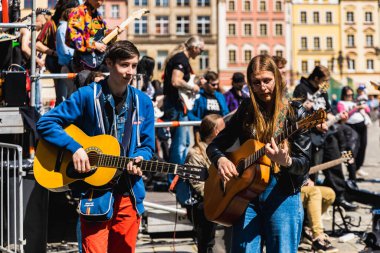 Wroclaw, Polonya - Mayıs 12023: Gitar Guinness Dünya Rekoru 2023 'te gitarlı katılımcılar, rekor 7967 gitarla pazar meydanında yenildi