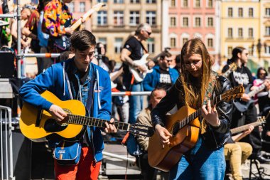 Wroclaw, Polonya - Mayıs 12023: Gitar Guinness Dünya Rekoru 2023 'te gitarlı katılımcılar, rekor 7967 gitarla pazar meydanında yenildi