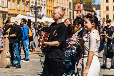 Wroclaw, Polonya - Mayıs 12023: Gitar Guinness Dünya Rekoru 2023 'te gitarlı katılımcılar, rekor 7967 gitarla pazar meydanında yenildi