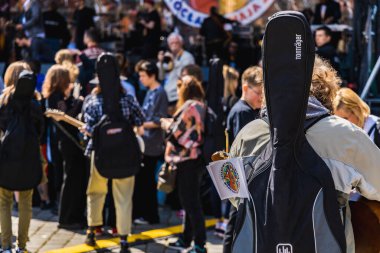 Wroclaw, Polonya - Mayıs 12023: Gitar Guinness Dünya Rekoru 2023 'te gitarlı katılımcılar, rekor 7967 gitarla pazar meydanında yenildi