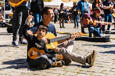 Wroclaw, Polonya - Mayıs 12023: Gitar Guinness Dünya Rekoru 2023 'te gitarlı katılımcılar, rekor 7967 gitarla pazar meydanında yenildi