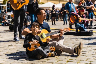 Wroclaw, Polonya - Mayıs 12023: Gitar Guinness Dünya Rekoru 2023 'te gitarlı katılımcılar, rekor 7967 gitarla pazar meydanında yenildi