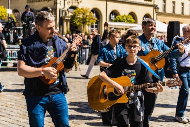 Wroclaw, Polonya - Mayıs 12023: Gitar Guinness Dünya Rekoru 2023 'te gitarlı katılımcılar, rekor 7967 gitarla pazar meydanında yenildi