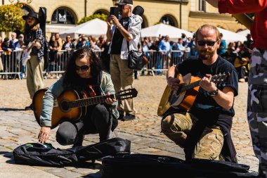 Wroclaw, Polonya - Mayıs 12023: Gitar Guinness Dünya Rekoru 2023 'te gitarlı katılımcılar, rekor 7967 gitarla pazar meydanında yenildi