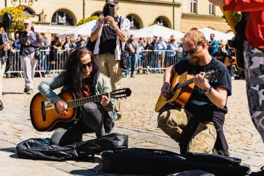 Wroclaw, Polonya - Mayıs 12023: Gitar Guinness Dünya Rekoru 2023 'te gitarlı katılımcılar, rekor 7967 gitarla pazar meydanında yenildi