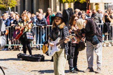 Wroclaw, Polonya - Mayıs 12023: Gitar Guinness Dünya Rekoru 2023 'te gitarlı katılımcılar, rekor 7967 gitarla pazar meydanında yenildi