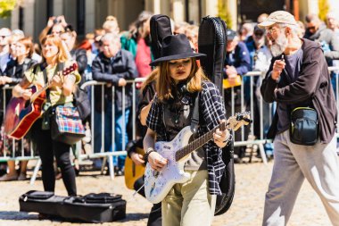Wroclaw, Polonya - Mayıs 12023: Gitar Guinness Dünya Rekoru 2023 'te gitarlı katılımcılar, rekor 7967 gitarla pazar meydanında yenildi